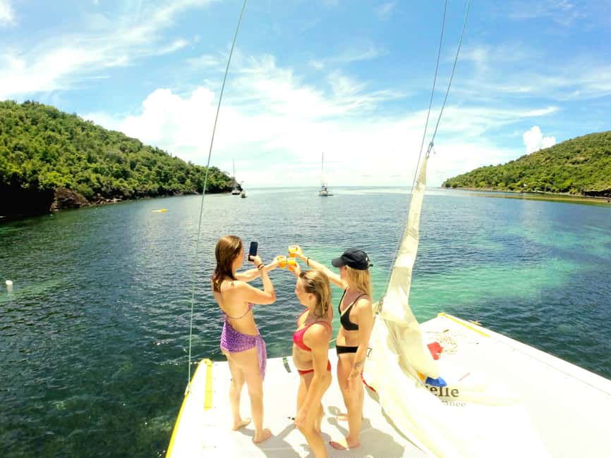 2h Sailing catamaran in La Baie des Saintes - A drink, a little instruction, and the return sail
