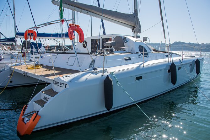 2H Tour on a Private Sailing Catamaran "Scarlett" up to 16 people - Setting out from Doca do Bom Sucesso