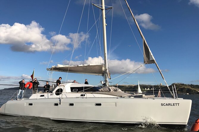 2H Tour on a Private Sailing Catamaran "Scarlett" up to 16 people - Two hours on the Tagus