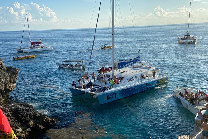 4 Hours Party Boat Catamaran Cruise in Negril - Arriving at Rick’s Cafe