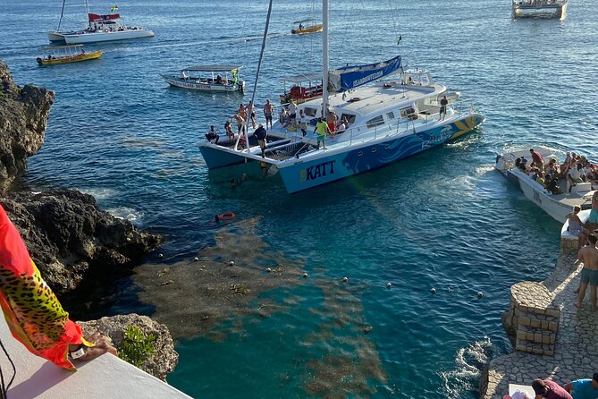 4 Hours Party Boat Catamaran Cruise in Negril - Cruising beside Seven Mile Beach