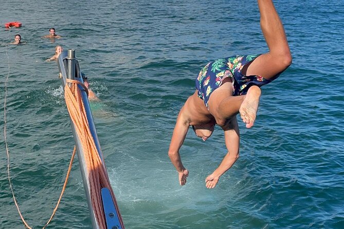 4 Hours Private Tour with Dives in Catamaran in Lisbon - The return along Oeiras beaches