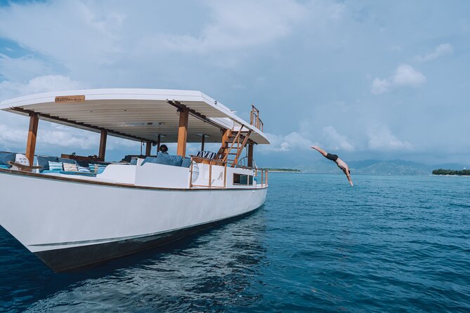 4-in-1 • Gili Islands Half-day Snorkel & Lunch Catamaran Tour - What the Gili catamaran day is really like