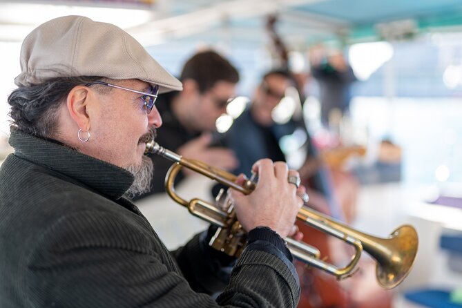 Afterwork on Catamaran with Live Music from Port Olimpic - What the service seems to get right