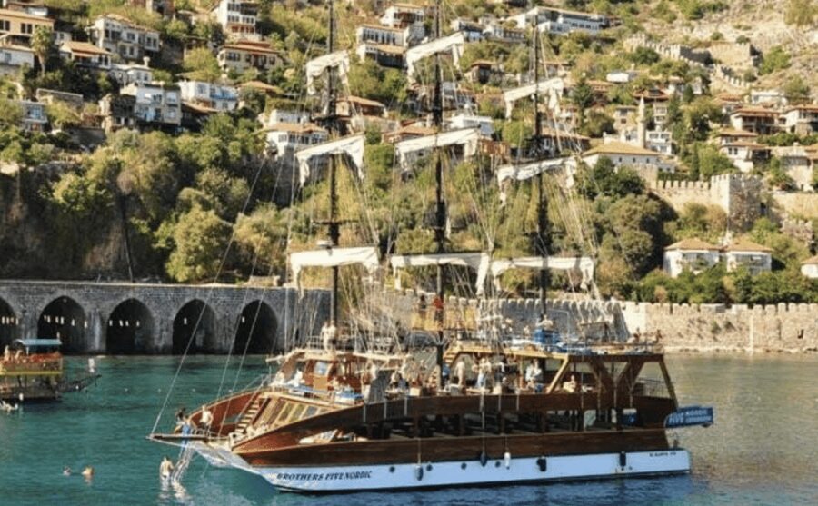 Alanya: Catamaran Boat Tour with Snorkeling with Lunch - The foam party and music on deck