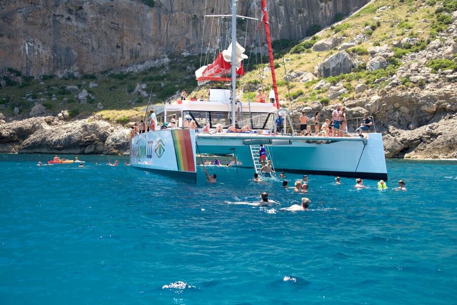 Alcudia: Sunset Catamaran Tour with Dinner and Snorkeling - Sunset views from the north of Mallorca