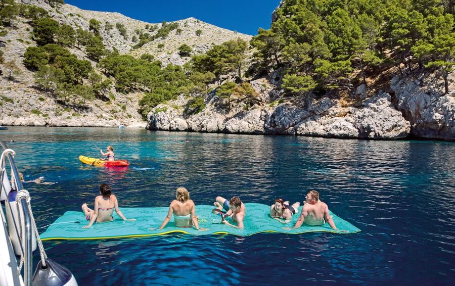 Alcudia: Sunset Catamaran Tour with Dinner and Snorkeling - Family-friendly fun, with a social boat atmosphere