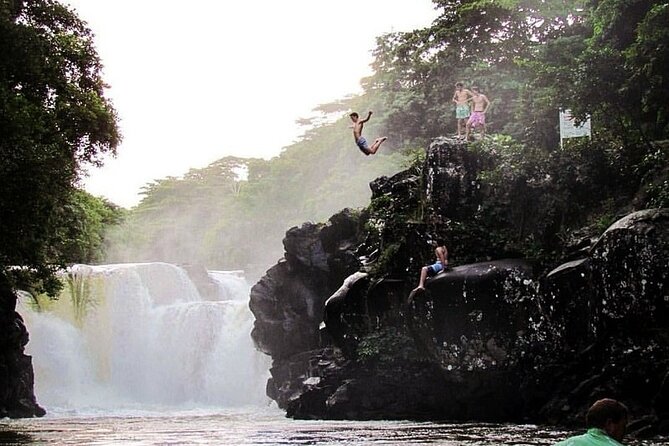 All inclusive CATAMARAN with BBQ : Ile aux cerf & GRSE waterfall - Seeing the GRSE Waterfall from the water