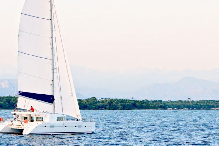 Big Island: Luxury Catamaran Trip along the Kona Coast - Cruising past Kona’s lava cliffs
