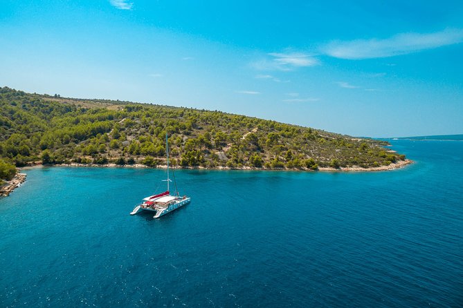 Blue Lagoon, Trogir & Čiovo catamaran tour with Food and Drinks - Trogir: 90 minutes among old stone streets