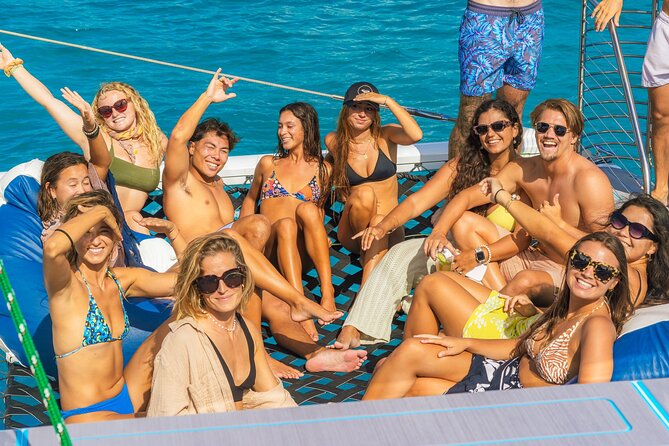 Board from Waikiki Beach for Aloha Hour Sail on Hāwea Catamaran - Setting out from the Duke Kahanamoku Statue at 3 p.m.