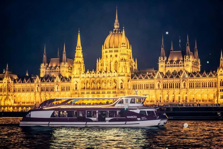 Budapest: Catamaran Pizza Cruise - The staff and onboard service
