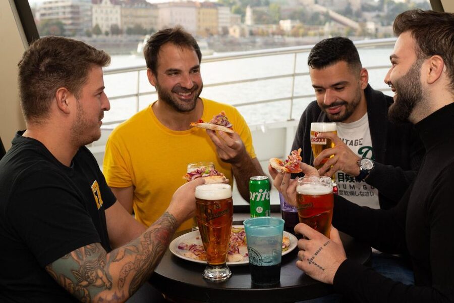 Budapest: Catamaran Pizza Cruise - Chain Bridge and Buda Castle