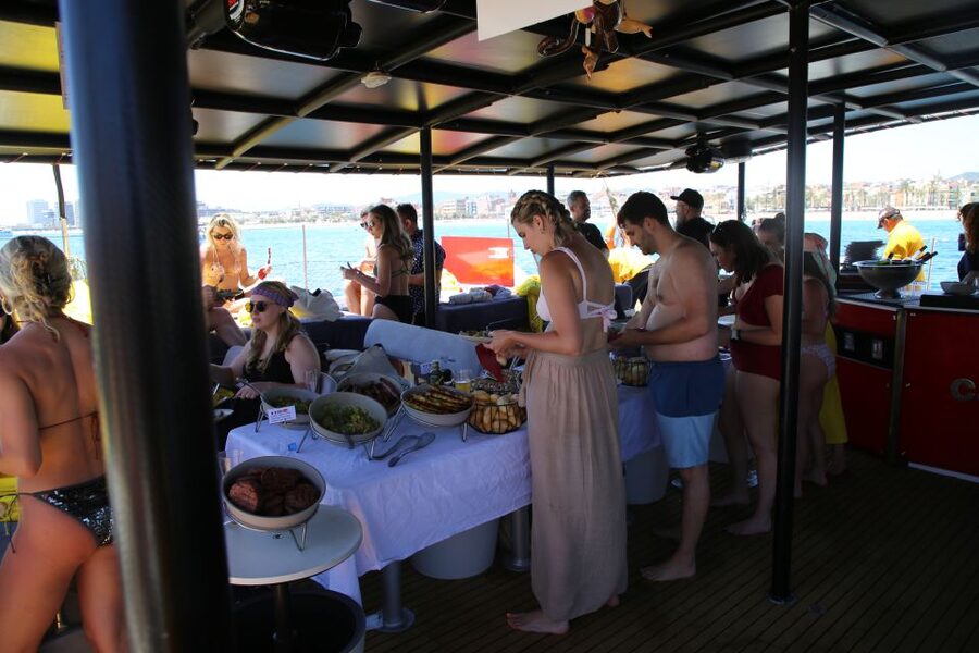 Cambrils: Catamaran Cruise with Drinks and BBQ Lunch Option - Swimming between Cap Salou and La Pineda