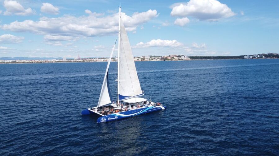 Cambrils: Costa Dorada Catamaran Day Cruise with BBQ Lunch - The slow return to Cambrils