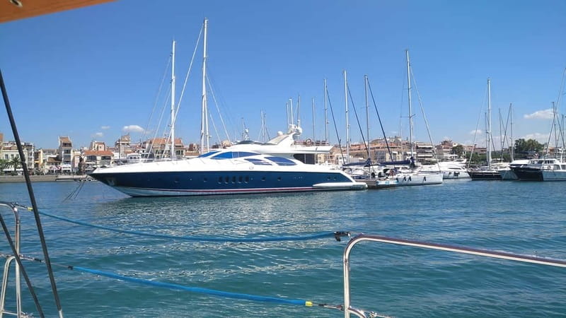 Cambrils/Salou: Coastline Catamaran 2h with drinks, pickup - What to bring and what to confirm