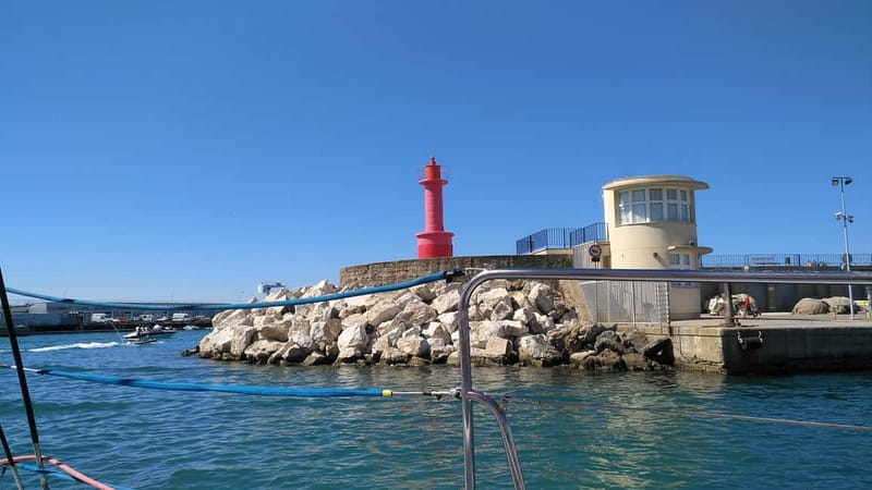 Cambrils/Salou: Coastline Catamaran 2h with drinks, pickup - Who will enjoy this catamaran most