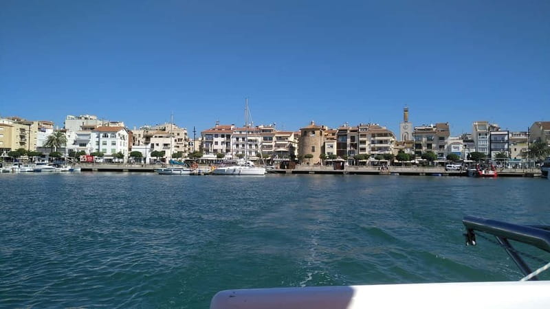 Cambrils/Salou: Coastline Catamaran 2h with drinks, pickup - Guide quality and the feel of the trip