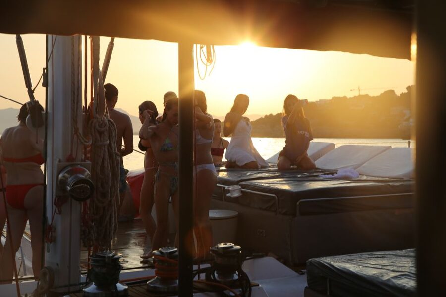 Cambrils: Sunset Catamaran Cruise & Drinks w/ Sunbed - The swimming stop near sunset