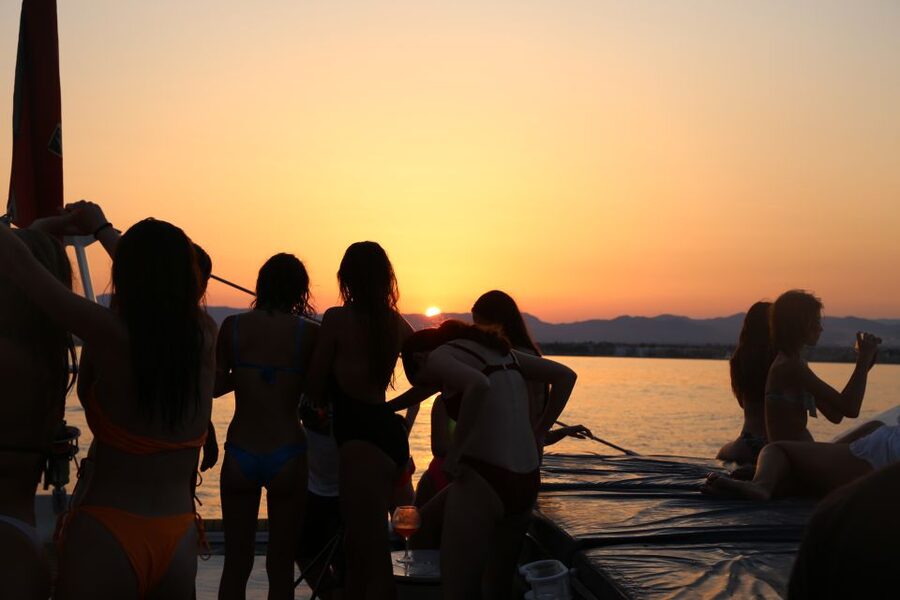 Cambrils: Sunset Catamaran Cruise & Drinks w/ Sunbed - Practical tips for a smoother evening