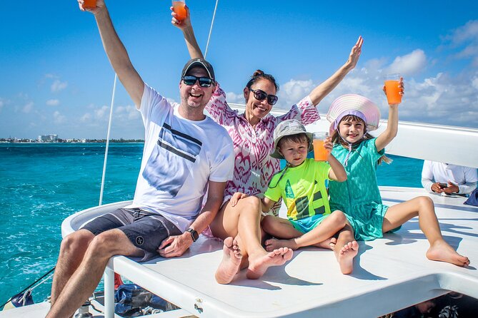 Cancun : All Inclusive Catamaran Tour to Isla Mujeres - The beach and dock logistics require care