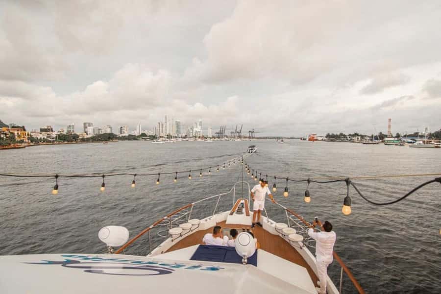 Cartagena: 4-course Culinary Experience aboard a catamaran - A slow cruise through Cartagena Bay