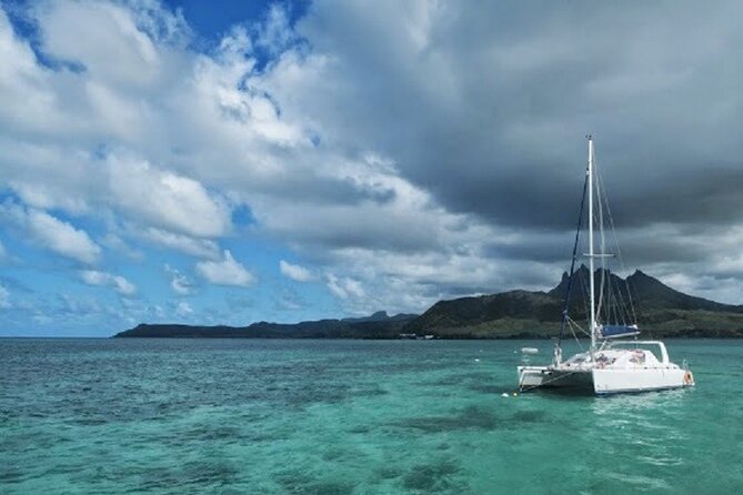 Catamaran Cruise: Isle aux Cerfs, Including BBQ Lunch, in Mauritius - What the crew adds to the experience