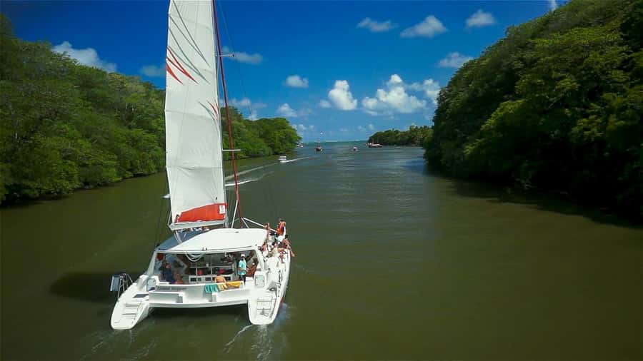 Catamaran cruise to Ile aux Cerfs from Pointe Jerome - Sailing toward Ile aux Cerfs