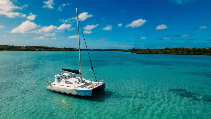 Catamaran Cruise to île aux Cerfs w Dolphins watch & Lunch - Setting Out Across the Turquoise Lagoon