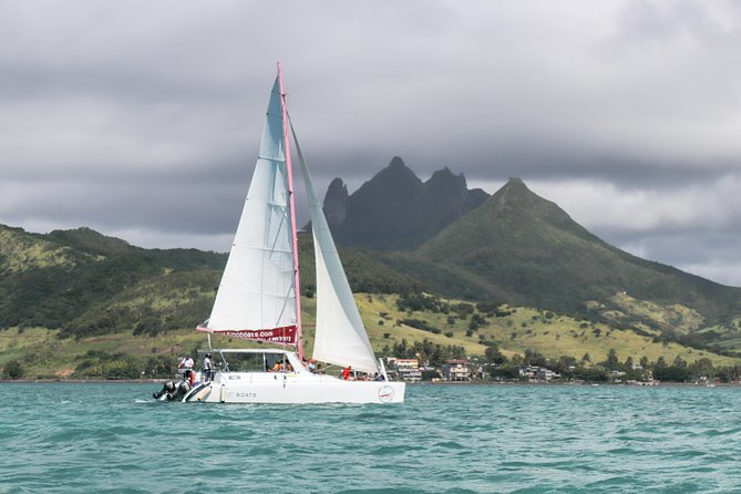 Catamaran cruise to Ile aux cerfs with bbq lunch - Snorkeling in clear lagoon water