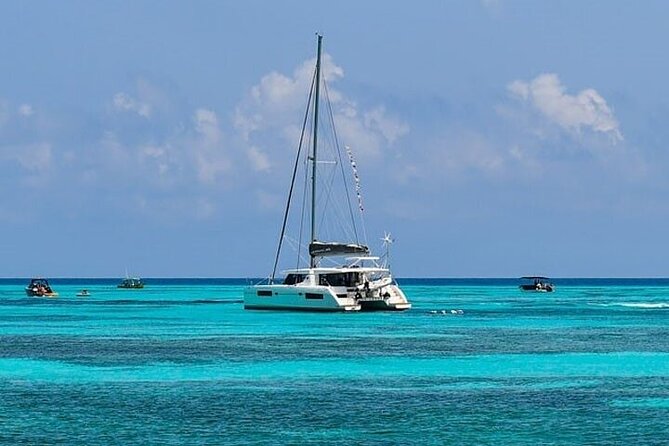 Catamaran Isla Mujeres Drinks and Lunch Party - Lunch and island time at Isla Mujeres