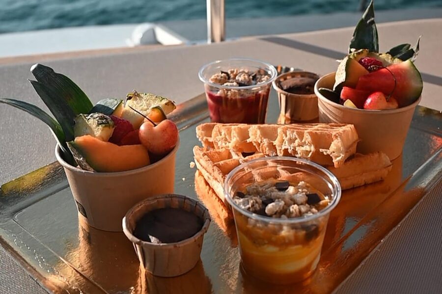 Catamaran Lucile | Sunday brunch - Brunch at sea, with sweet and savory choices