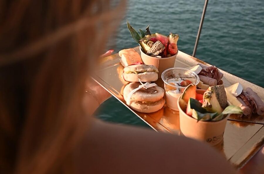 Catamaran Lucile | Sunday brunch - Timing, language, and practical details