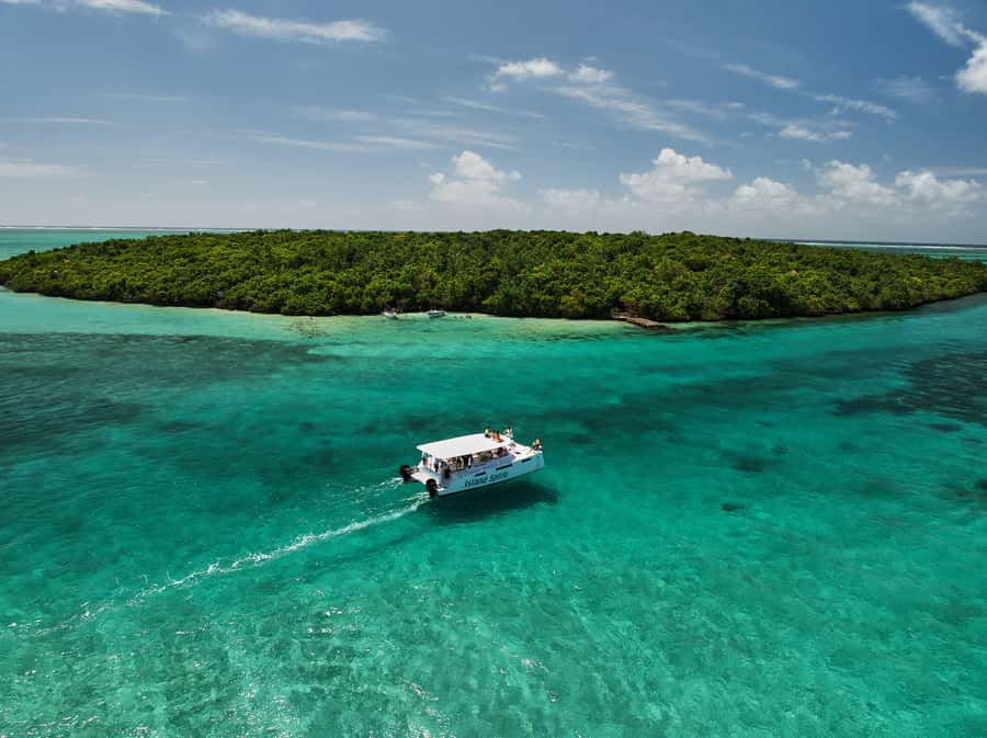 Catamaran Mauritius: South East 5 Islands Catamaran Cruises - Lunch, Drinks, and the Onboard Mood