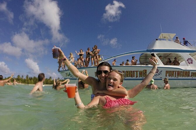 Catamaran party in Punta Cana with open bar, music and more - What the open bar really adds