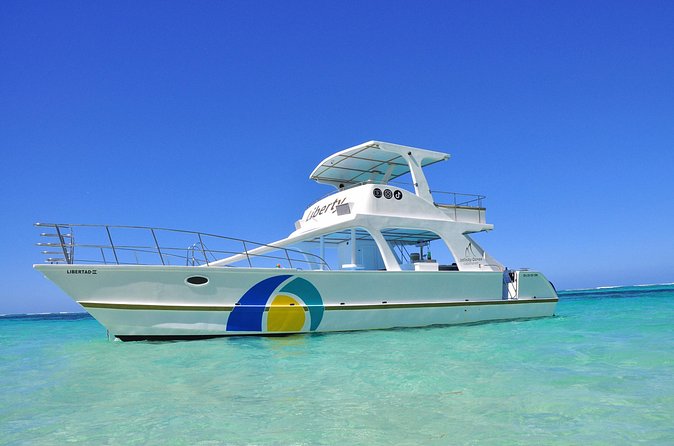 Catamaran Private Group Tour - Cocktails, beverages, and the natural pool