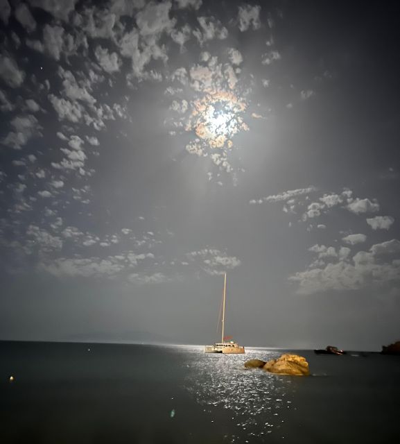 Catamaran’s Private Tour / Mykonos - Food, drinks, and music on board