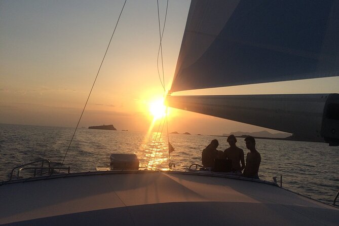 Catamaran sailing at sunset with tapas Palma de Mallorca - Who will enjoy this Palma sailing most?