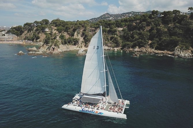Catamaran trip with other groups along the Costa Brava. Saturday. - Who will enjoy this catamaran most
