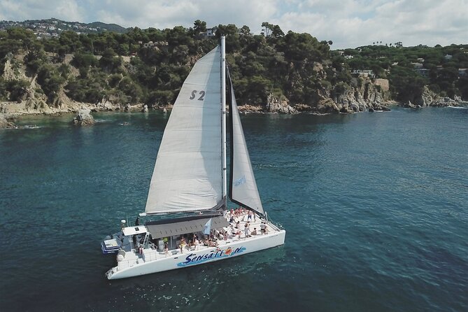 Departure in Catamaran young atmosphere at noon - What kind of Costa Brava trip is this?