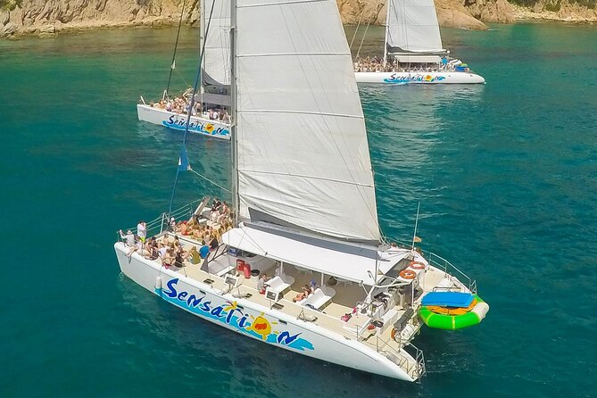 Departure in Catamaran young atmosphere at noon - The over-18 party atmosphere