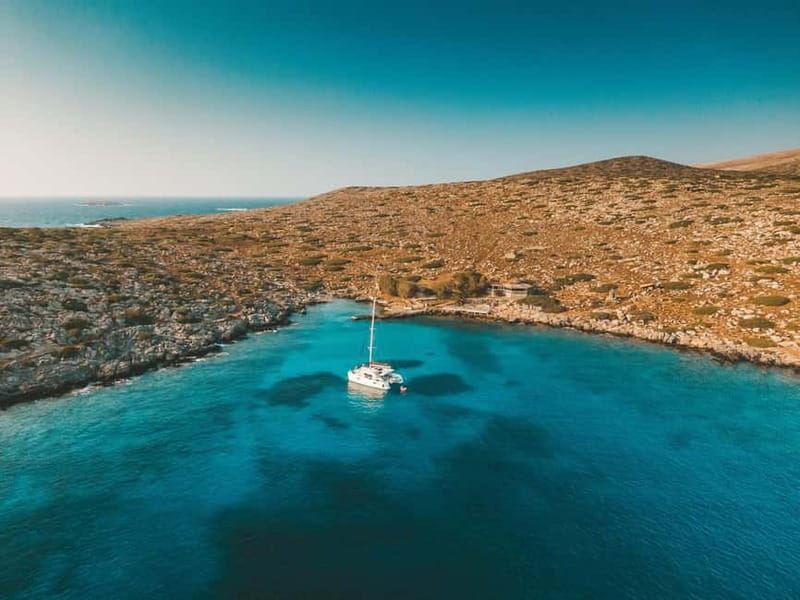 Dia Island Catamaran – Premium Lunch, Open Bar, Small Group - The open bar and brunch service