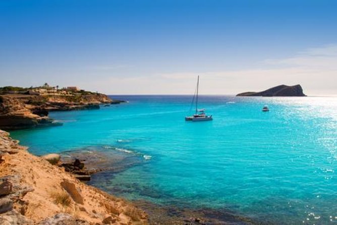 Discover Cala Bassa and Cala Comte on board a catamaran - Key points to know before you book