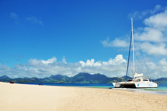 EAST Shared Cruise : OCÉANE Full day catamaran to Ile aux Cerfs - Fond Blanc or Eau Bleu for the final swim