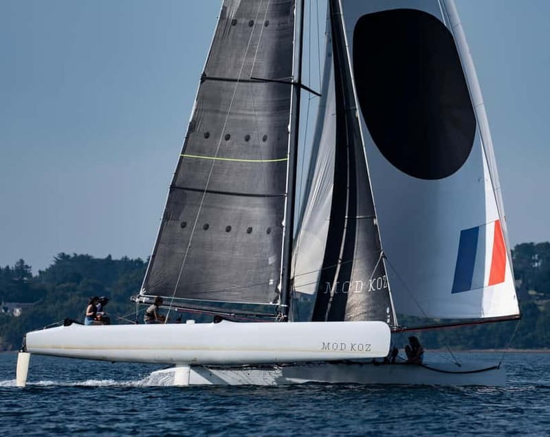 Embark at Larmor-Baden to discover our Extreme 40 catamaran - The briefing: weather, map, and tide