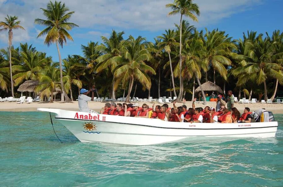 From Bayahíbe: Saona Island Catamaran Cruise with Buffet - Saona Island beach time