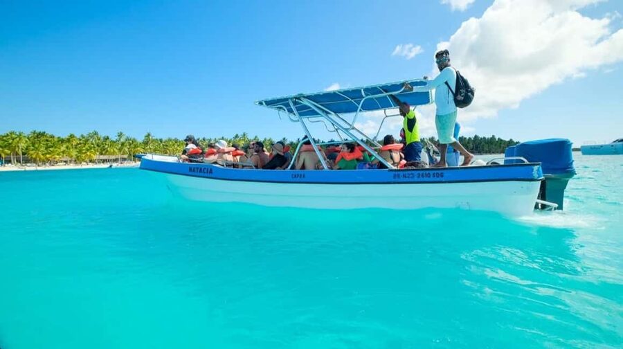 From Bayahíbe: Saona Island Catamaran Cruise with Buffet - The 1 hour and 45 minute catamaran ride