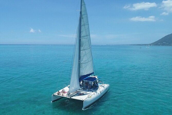 Full Day Catamaran Cruise on shared basis to Bénitiers Island - Lunch beside Crystal Rock