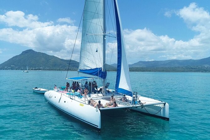 Full Day Catamaran Cruise on shared basis to Bénitiers Island - The crew, atmosphere, and possible weak spot