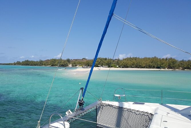 Full-Day Northern Catamaran Cruise: Coin de Mire and Ile Plate Island - Coin de Mire and the northern island setting